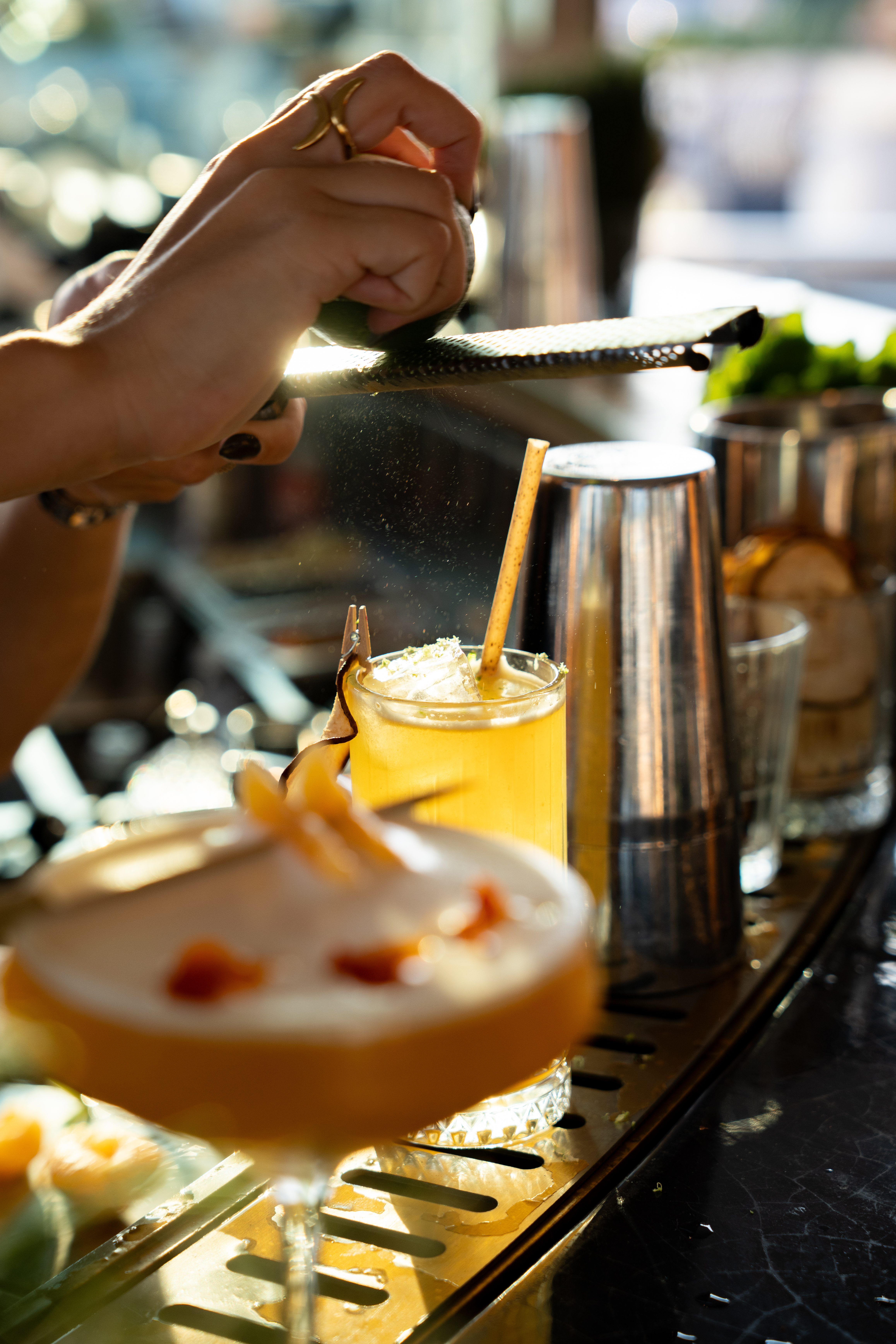 Barmaid en train de réaliser un cocktail création